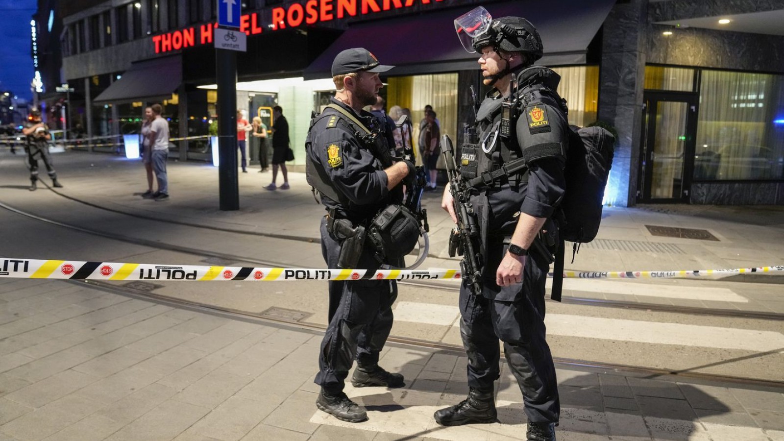 Policías vigilan el frente de un bar en el centro de Oslo tras un tiroteo que dejó en el exterior dos muertos.